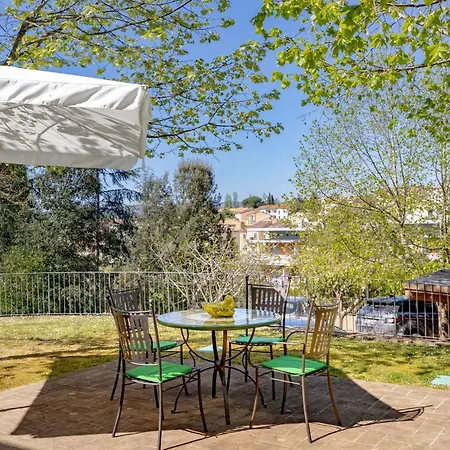 Guesthost - Bright With Garden Apartment *