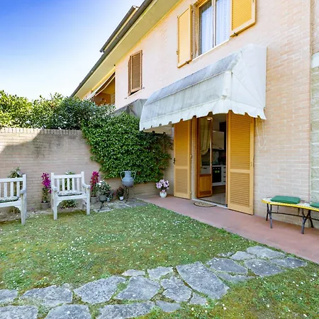 Guesthost - Bright With Garden Siena