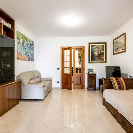 Guesthost - Bright With Garden Apartment