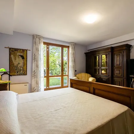 Guesthost - Bright With Garden Siena