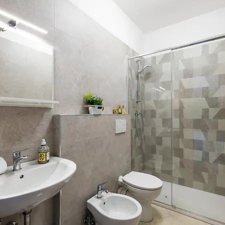 Guesthost - Bright With Garden Apartment