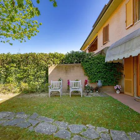 Guesthost - Bright With Garden Siena