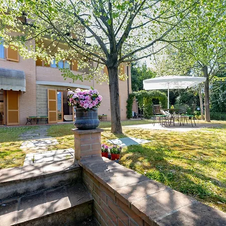 Guesthost - Bright With Garden Apartment *